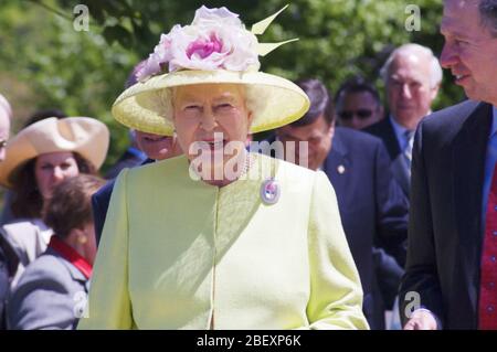 Regina Eliizabeth indossa un elegante abito giallo e un cofano mentre ella scava la sporcizia in corrispondenza di un innovativo al Goddard Space Flight Center 2007 Foto Stock