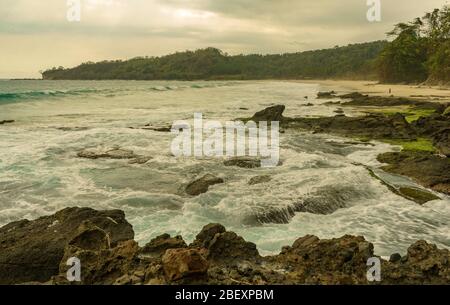 Preso mentre campeggio ed esplorando Sawarna a Banten, Java, Indonesia. Splendida zona costiera perfetta per fotografie o campeggio Foto Stock