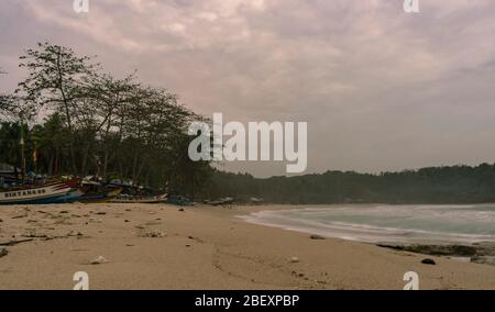 Preso mentre campeggio ed esplorando Sawarna a Banten, Java, Indonesia. Splendida zona costiera perfetta per fotografie o campeggio Foto Stock