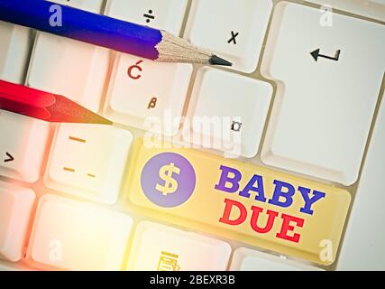 Parola di scrittura di testo Baby dovuta. Business photo vetrina circa alla nato sotto l'impegno in termini di tempo dovrebbe essere pronto Foto Stock