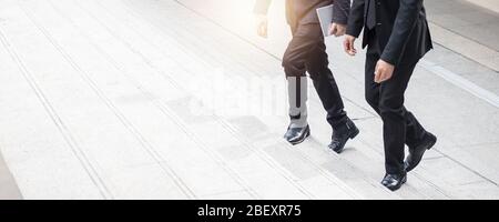 consulti e pianerizzazione del team, concetto di collaborazione finanziaria, gruppo di persone d'affari in tuta camminare relax in ufficio, brainstorming e parlare di b Foto Stock