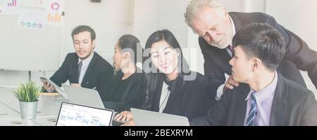 Formazione manageriale, Ufficio amministrativo o direttore generale formare gli uffici e le persone aziendali circa analista finanziario per essere venditore di successo, team Foto Stock