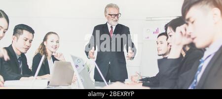 Formazione manageriale, Ufficio amministrativo o direttore generale formare gli uffici e le persone aziendali circa analista finanziario per essere venditore di successo, team Foto Stock