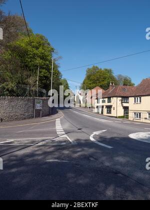 Strade deserte in un incrocio normalmente trafficato sulla A350 a Chalford, Westbury, Wiltshire, Regno Unito. Durante la pandemia COVID-19. Foto Stock