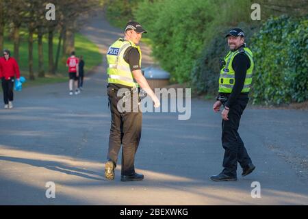 Glasgow Regno Unito. 15 aprile 2019. Nella foto: Polizia pattuglia Kelvingrove zona di Glasgow durante il Coronavirus Lockdown. Credit: Colin Fisher/Alamy Live News. Foto Stock