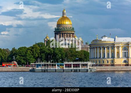 San Pietroburgo, vista dall'isola di Vasilievsky attraverso il fiume Neva fino alla piazza del Senato, nuvoloso giorno estivo Foto Stock