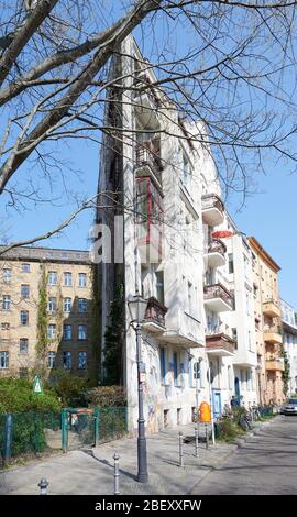 Berlino, Germania. 10 aprile 2020. Una fila di case sulla sponda Fraenkel è illuminata dal sole primaverile. Questa casa è estremamente puntato al lato. Credit: Annette Riedl/dpa-Zentralbild/ZB/dpa/Alamy Live News Foto Stock