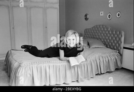 Victoria Voncampe, deutsche Fernsehansagerin, Moderatorin und Schauspielerin, im Schlafzimmer, Deutschland um 1970. Presentatore TV tedesco, ospite e attrice Victoria Voncampe in camera da letto, Germania intorno al 1970. Foto Stock