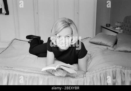 Victoria Voncampe, deutsche Fernsehansagerin, Moderatorin und Schauspielerin, im Schlafzimmer, Deutschland um 1970. Presentatore TV tedesco, ospite e attrice Victoria Voncampe in camera da letto, Germania intorno al 1970. Foto Stock