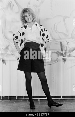 Carolin Ohrner, deutsche Schauspielerin, präsentiert leichte Sommermode, Deutschland um 1983. L'attrice tedesca Carolin Ohrner presenta l'ultima moda estiva, Gemany intorno al 1983. Foto Stock