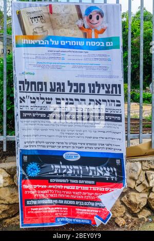 Haifa, Israele - 14 aprile 2020: Coronavirus pashkevil - nota per gli ebrei ultra-ortodossi circa l'opzione di fare il tempo di quarantena in hotel dedicati e guarire Foto Stock