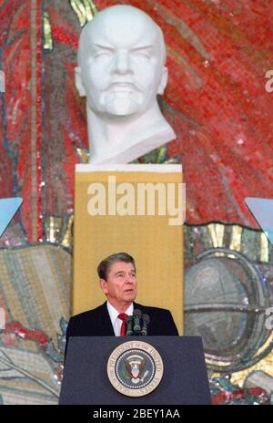 5/31/1988 il presidente Reagan dando un discorso all'Università Statale di Mosca in URSS Foto Stock