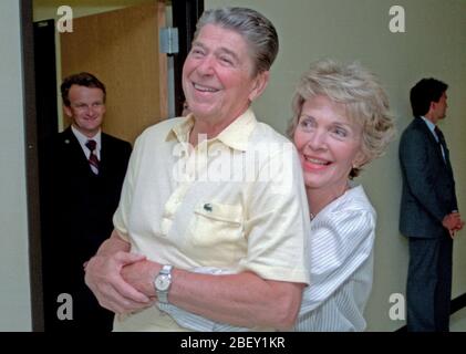 9/20/1985 Il Presidente Reagan e Nancy Reagan insieme in ospedale navale di Bethesda Foto Stock