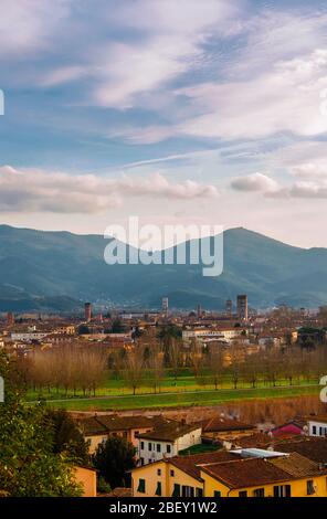 Vista sul centro storico di Lucca con le sue famose torri medievali e campanili dalla terrazza panoramica del Monte San Quirico Foto Stock