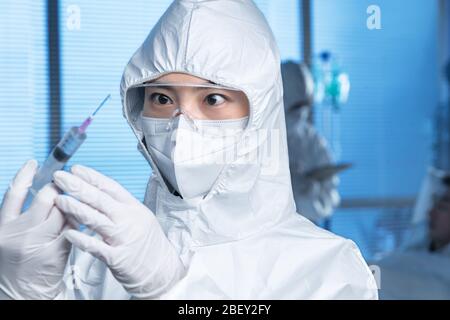 Medici che curano i pazienti nel reparto Foto Stock