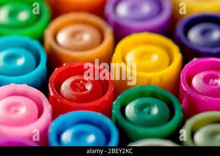 Primo piano ancora vita modello dei tappi colorati su un set di penne da colorare, con bassa profondità di campo. Foto Stock