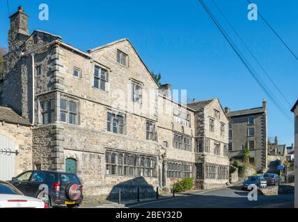 The Folly in Settle, North Yorkshire, costruito nel 1679, e ora sede di una caffetteria e del Museo della vita di North Craven Foto Stock