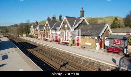 Il ponte pedonale in stile tradizionale e la stazione ferroviaria a stabilirsi sulla famosa stazione ferroviaria di Carlisle Foto Stock