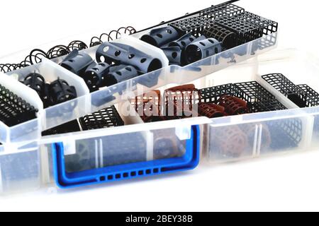 Vaschette di alimentazione di diversi colori e dimensioni in una scatola di plastica per un primo piano degli accessori Foto Stock
