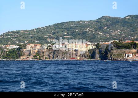 Sorrento, Italia: Vista panoramica dal mare. Foto Stock