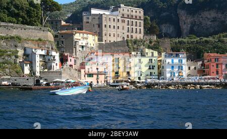 Sorrento, Italia: Dal mare verso il vecchio porto. Foto Stock
