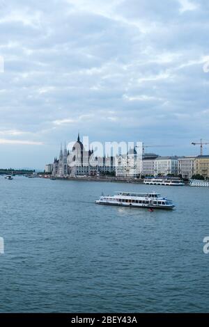 Bellissima vista di Budapest serale. Vista sul Danubio e sugli edifici storici Foto Stock