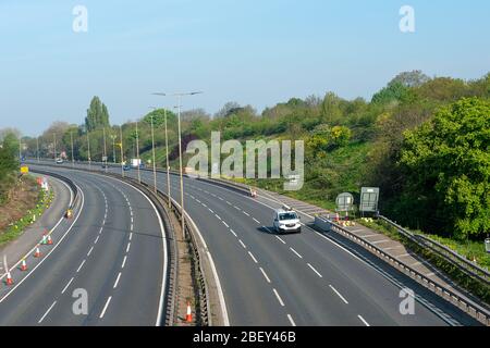 Slough, Berkshire, Regno Unito. 16 Aprile 2020. L'autostrada M4 lungo il tratto di Slough nel Berkshire questa mattina era molto tranquilla, poiché l'Inghilterra continua a essere in blocco seguendo i consigli del governo sulla Pandemia di Coronavirus. Credit: Maureen McLean/Alamy Live News Foto Stock