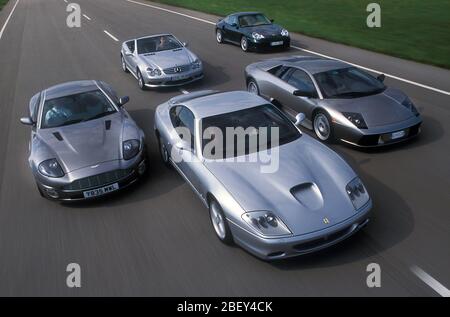 2002 super car in prova in Italia. Ferrari 550 Maranello, Lamborghini Marcalardo, Porsche 911 Turbo, Mercedes-Benz SL V8e Aston martin Vanquish Foto Stock