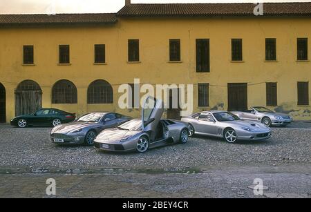 2002 super car in prova in Italia. Ferrari 550 Maranello, Lamborghini Marcalardo, Porsche 911 Turbo, Mercedes-Benz SL V8e Aston martin Vanquish Foto Stock