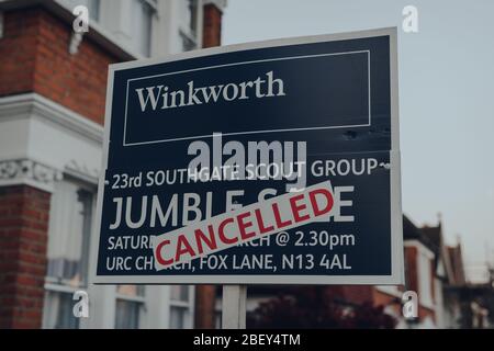 Londra, UK - 12 aprile 2020: Annullato Jumble sale segno da Winkworth fuori da una casa a Palmers Green, Londra. Winkworth è una delle più lunghe Foto Stock