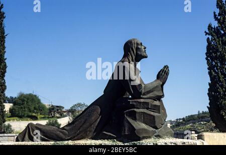 Statua di Gesù Cristo che prega nel Getsemani, Monte Olive Gerusalemme, Israele Foto Stock