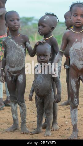 Bambini della tribù Hamer fotografati nella Valle del fiume Omo, Etiopia Foto Stock