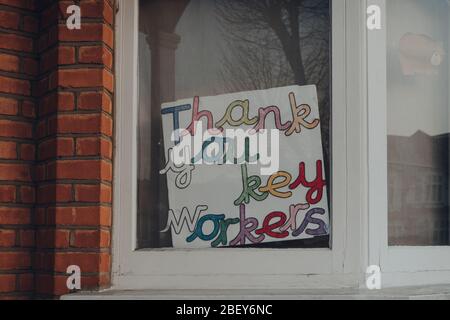 Londra, UK - 12 aprile 2020: Grazie i principali lavoratori firmano nella finestra di una casa a Londra come la gente esprime gratitudine verso i lavoratori durante il blocco Foto Stock