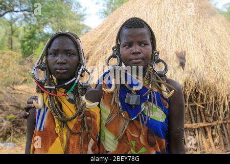 Figli della tribù Mursi. Gruppo etnico nomade di mandrie di bovini situato nell'Etiopia meridionale, vicino al confine sudanese. Debub Omo zone, Etiopia Foto Stock