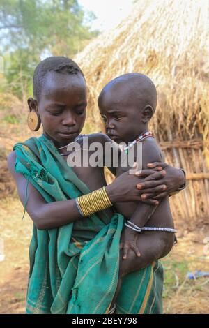 Figli della tribù Mursi. Gruppo etnico nomade di mandrie di bovini situato nell'Etiopia meridionale, vicino al confine sudanese. Debub Omo zone, Etiopia Foto Stock