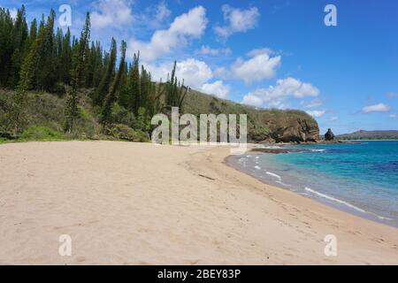 Bellissima spiaggia di sabbia in Nuova Caledonia, costa occidentale dell'isola di Grande-Terre vicino a Bourail, Oceania Foto Stock