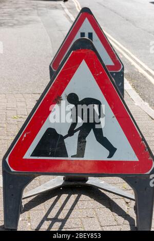 Bristol-Aprile 2020-Inghilterra-una vista ravvicinata dei segnali stradali di avvertimento su una strada laterale Foto Stock