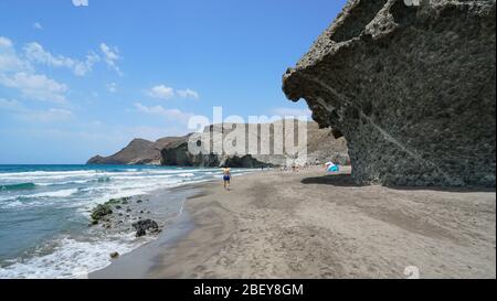 Spagna Costa mediterranea in Andalusia, spiaggia sabbiosa con formazione di rocce vulcaniche, Playa de Monsul, Cabo de Gata Nijar parco naturale, Almeria Foto Stock