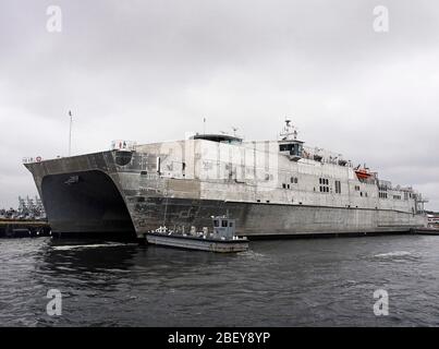 VIRGINIA BEACH, Va. (feb. 16, 2013) i militari Sealift giunto di comando ad alta velocità a nave USNS Spearhead (JHSV-1) tira in comune Base Expeditionary poco Creek-Fort Storia. Punta di diamante è il primo dei nove comuni della Marina Militare navi veloci ed è stato progettato per un rapido intra-teatro il trasporto di truppe e di attrezzature militari Foto Stock