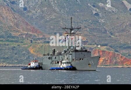 SOUDA BAY, Grecia (nov. 13, 2012) il pericolo di Oliver Perry-class guidato-missile fregata USS Robert G. Bradley (FFG 49) arriva ad una porta programmata visita. Robert G. Bradley è homeported a Mayport Fla., e viene distribuito conducendo le operazioni di sicurezza marittima e di teatro la cooperazione in materia di sicurezza gli sforzi negli Stati Uniti Sesta flotta area di responsabilità. Foto Stock