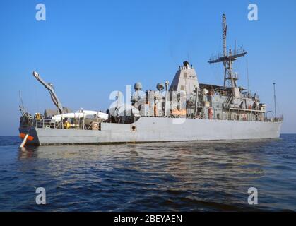 Mare Arabico (ott. 27, 2012) marinai a bordo la miniera contromisure nave USS Pioneer (MCM 9) recuperare un airborne il mio dispositivo di contromisure. Pioneer è assegnato al comandante, Task Force 52, miniera di supporto di contromisura per le operazioni negli Stati Uniti Quinta Flotta di area di responsabilità. Foto Stock