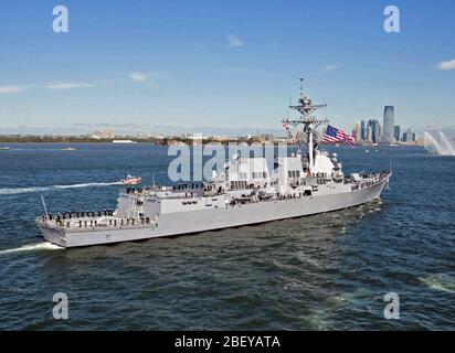 NEW YORK (ott. 1, 2012) le visite-missile destroyer Pre-Commissioning unità (PCU) Michael Murphy (DDG 112) fa il suo modo attraverso il porto di New York in preparazione per la sua messa in funzione Oct. 6. Il nuovo distruttore onora la fine Lt. (Guarnizione di tenuta) Michael P. Murphy, New York nativo, che postumo è stato premiato con la medaglia d'onore per le sue azioni in combattimento come leader di un quattro-uomo squadra di ricognizione in Afghanistan. Murphy è stata la prima persona ad essere premiati con la medaglia d'onore per le azioni in Afghanistan e il primo membro della U.S. Navy per ricevere il premio dato che la guerra del Vietnam. Foto Stock