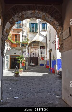 Una stradina tra le antiche case di Salerno, una città della Campania Foto Stock