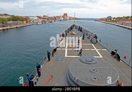 WILLEMSTAD, Curacao (Agosto 31, 2012) marinai uomo la rampa sulla foc'sle durante un mare e dettaglio di ancoraggio come Oliver Hazard Perry-class guidato-missile fregata USS Underwood (FFG 36) si diparte Willemstad, Curacao. Underwood è distribuito in America centrale e del Sud e nei Caraibi a sostegno del funzionamento Martillo e gli Stati Uniti 4a flotta missione, i mari del Sud 2012. Foto Stock