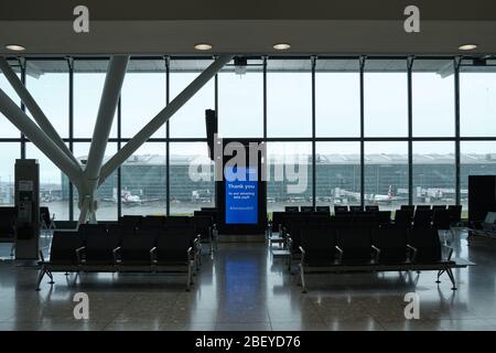 Nella foto è l'aeroporto di Heathrow LHR durante la pandemia di coronavirus con pochissimi passeggeri. Foto Stock