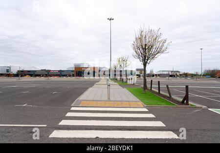 Edimburgo, Scozia, Regno Unito. 16 aprile 2020. Il blocco del coronavirus continua nella quarta settimana. Normalmente il parco commerciale Ford Kinnaird è praticamente deserte. Iain Masterton/Alamy Live News Foto Stock