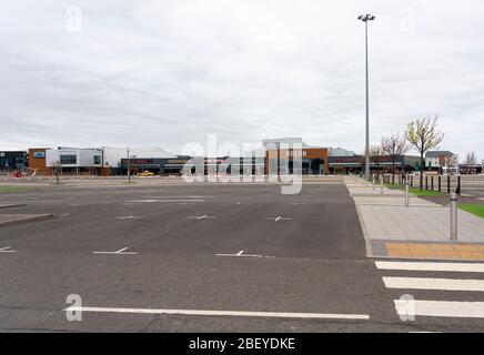 Edimburgo, Scozia, Regno Unito. 16 aprile 2020. Il blocco del coronavirus continua nella quarta settimana. Normalmente il parco commerciale Ford Kinnaird è praticamente deserte. Iain Masterton/Alamy Live News Foto Stock