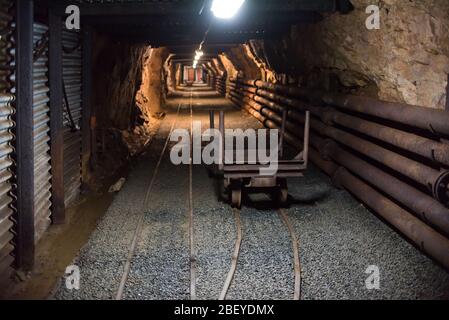 vecchi carrelli da miniera con ruote su rotaia per il trasporto di minerali Foto Stock