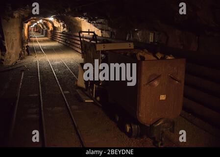 vecchi carrelli da miniera con ruote su rotaia per il trasporto di minerali Foto Stock