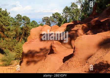 Le belle rocce di arenaria gialla e rossa di Roussillon in Francia. La bella vista naturale e l'attrazione turistica. Foto Stock